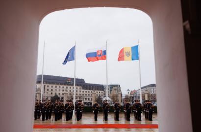 Ministrul apărării, în vizită oficială la Bratislava