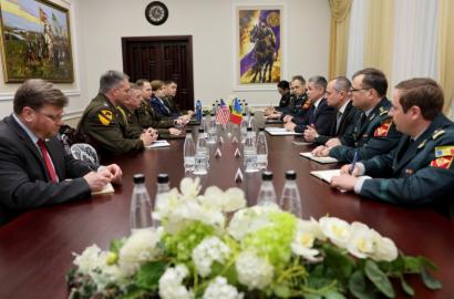 Comandantul Gărzii Naționale a Carolinei de Nord, în dialog cu ministrul apărării