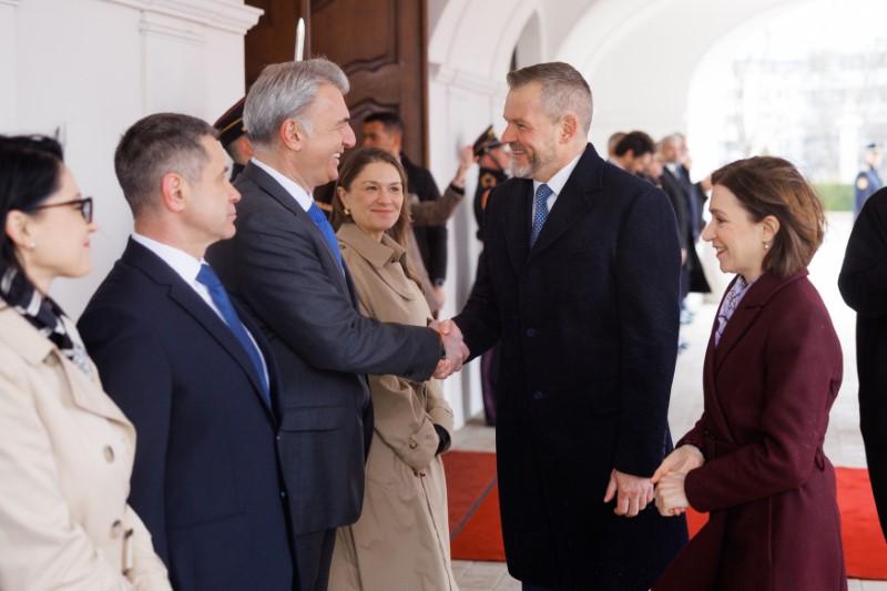 Ministrul apărării, în vizită oficială la Bratislava