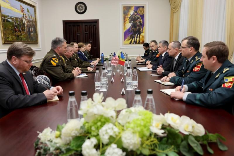 Comandantul Gărzii Naționale a Carolinei de Nord, în dialog cu ministrul apărării